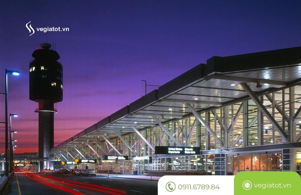 Sân bay Vancouver rất nhộn nhịp, tọa lạc tại một hòn đảo xinh đẹp ở biển Richmond